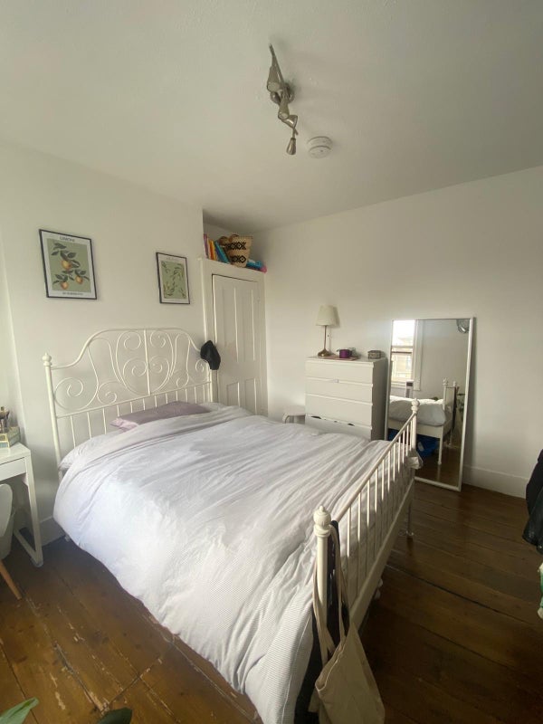 Room Fearon Street in Greater London