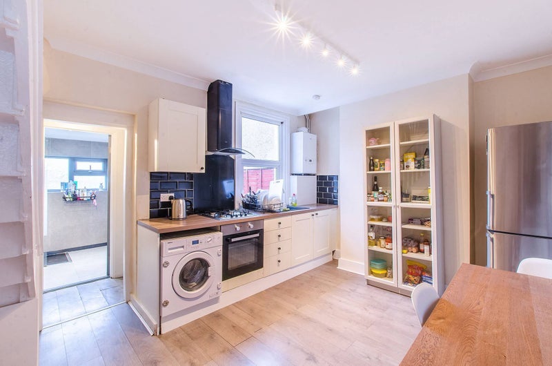 Room Fearon Street in Greater London