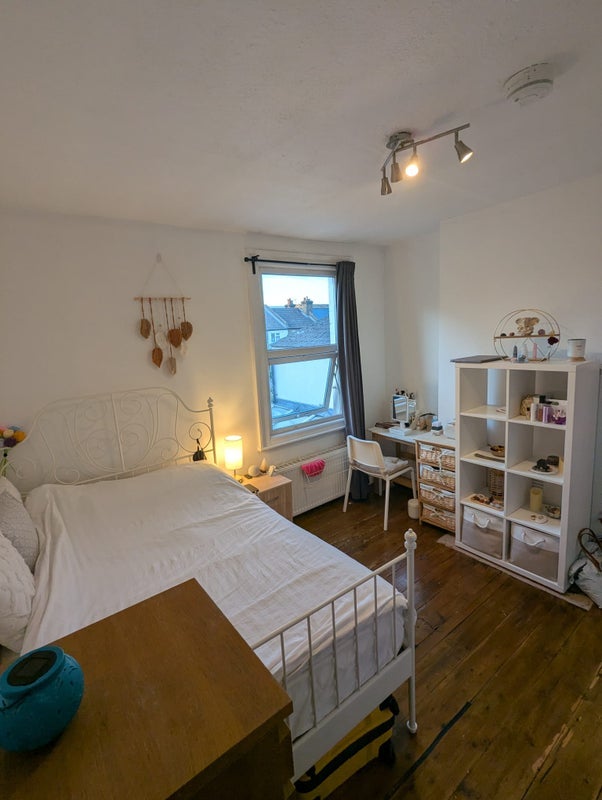 Room Fearon Street in Greater London