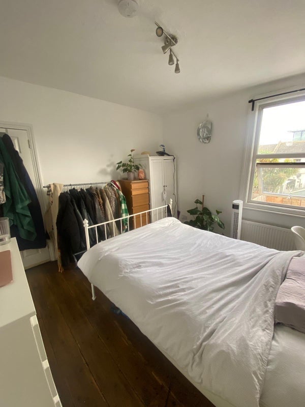 Room Fearon Street in Greater London