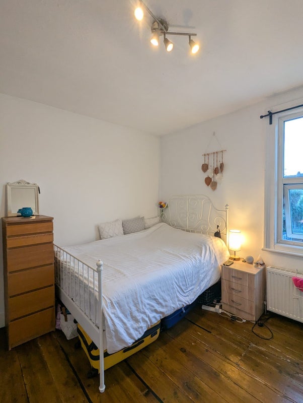 Room Fearon Street in Greater London