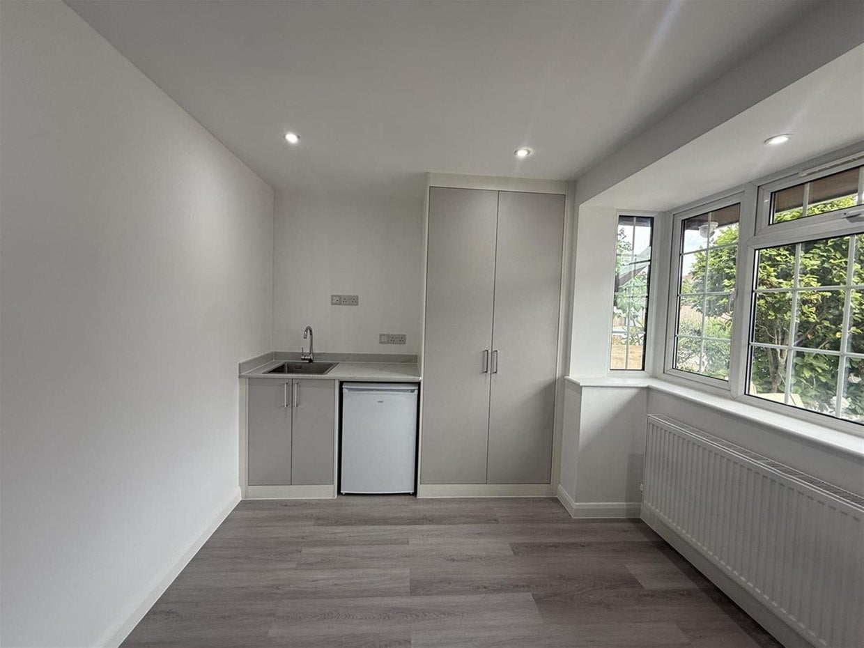 Room Sheffield Road in Slough
