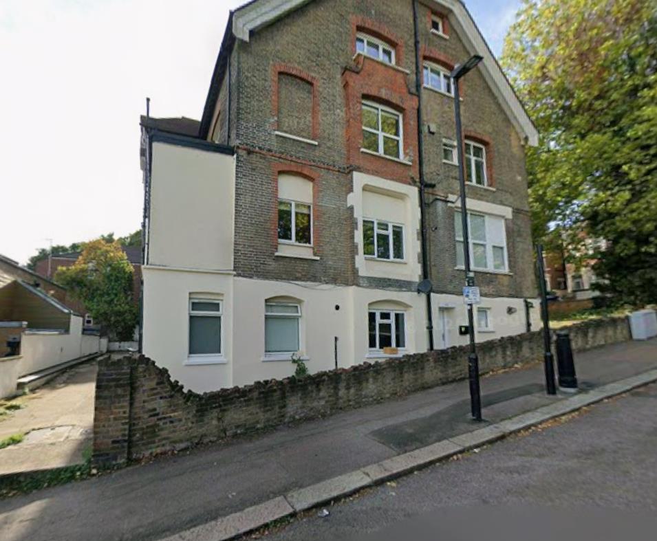 Flat Mount View Road in Greater London
