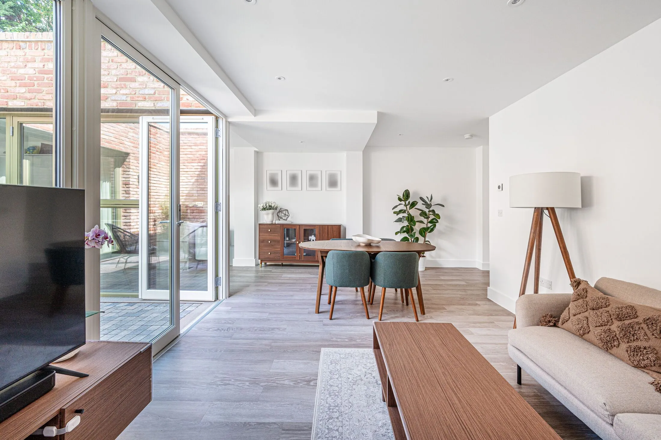 Flat Tillingbourne Gardens in Greater London