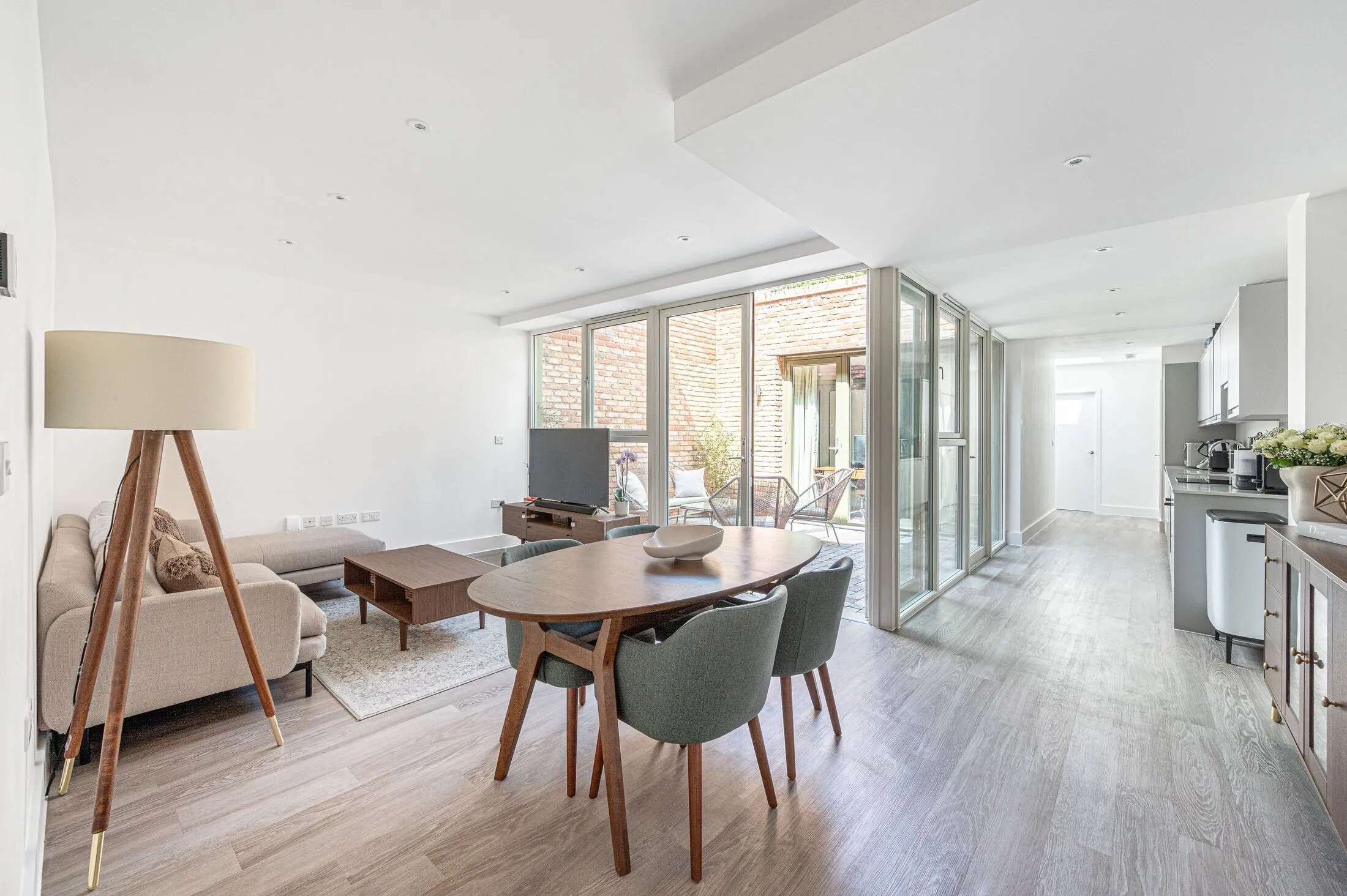 Flat Tillingbourne Gardens in Greater London