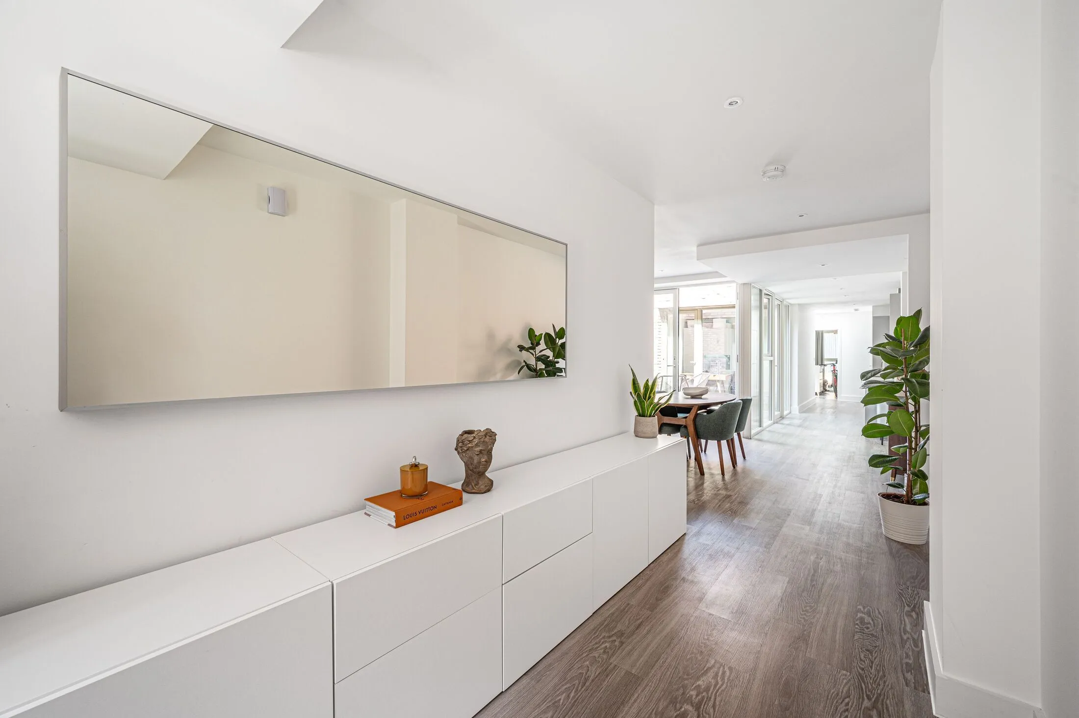 Flat Tillingbourne Gardens in Greater London