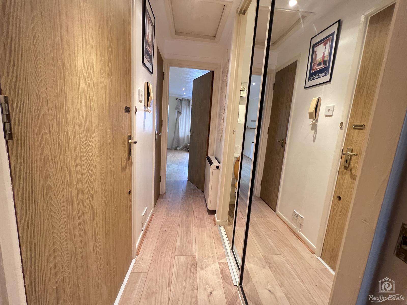 Flat Transom Square in Greater London