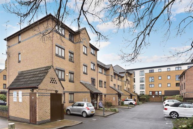 Flat Transom Square in Greater London