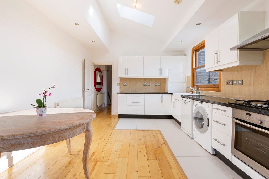 Flat Cecil Road in Greater London