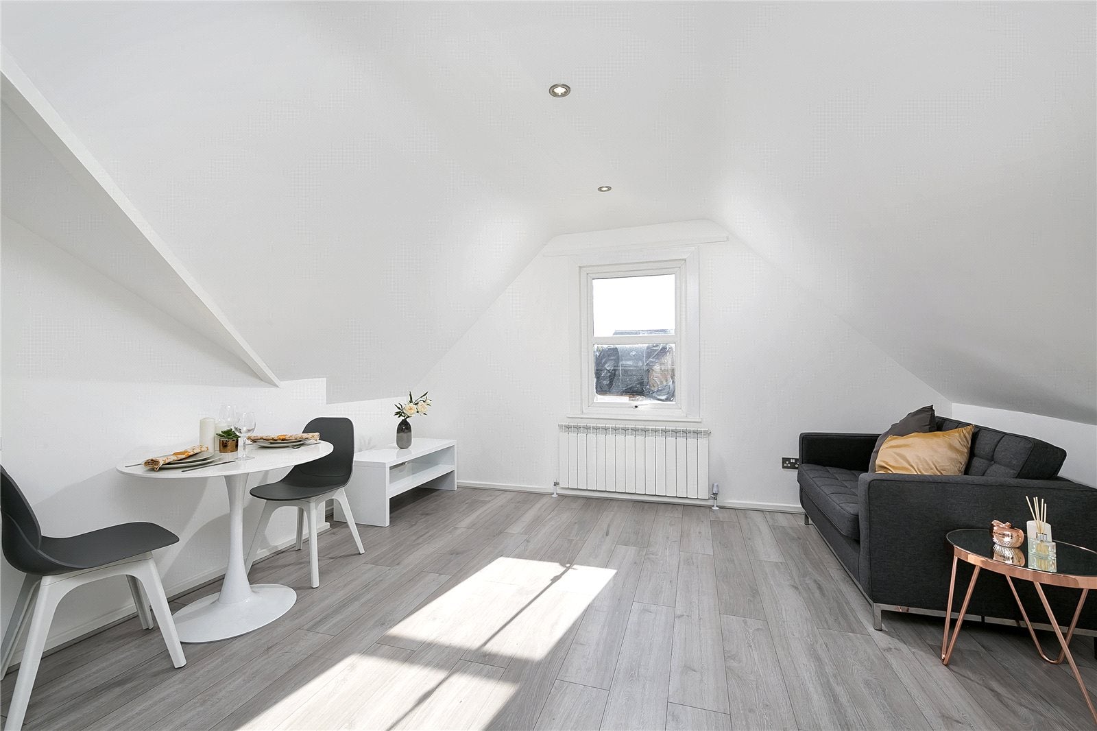Flat Larkfield Road in Greater London