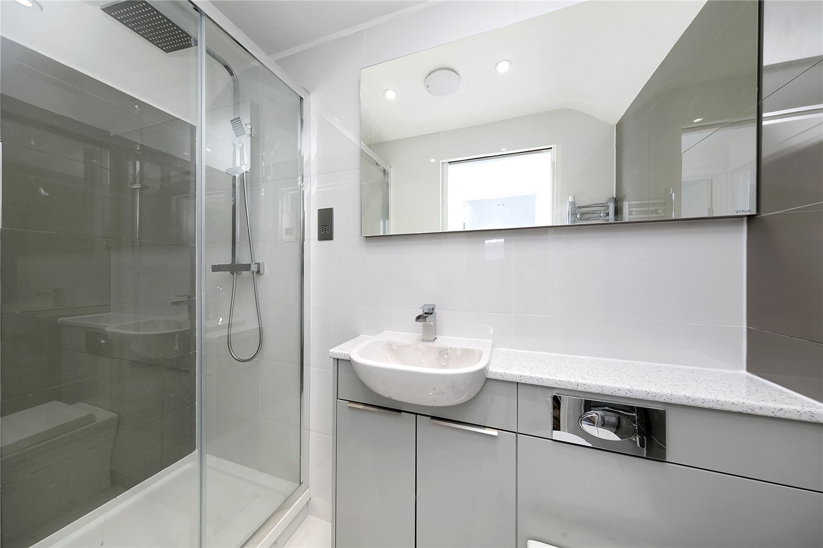 Flat Larkfield Road in Greater London