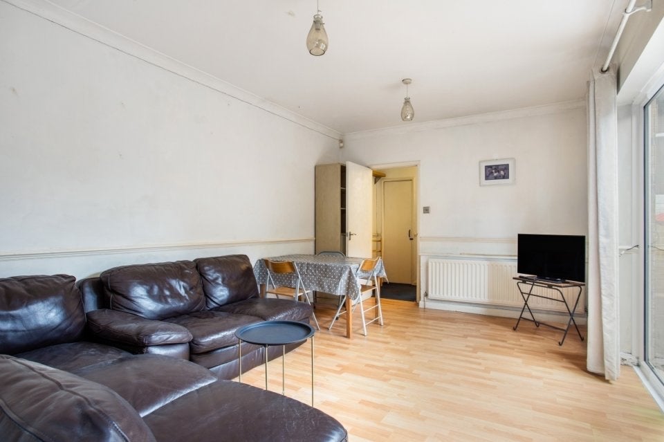 Flat Flamsteed Court in Greater London