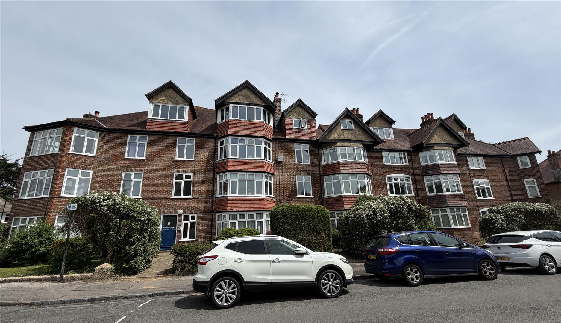 Flat Westbourne Crescent in Southampton