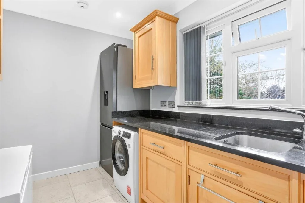 Flat Worcester Road in Greater London