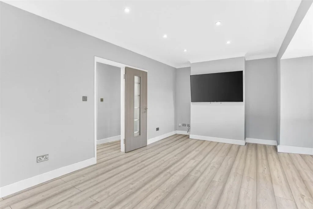 Flat Worcester Road in Greater London