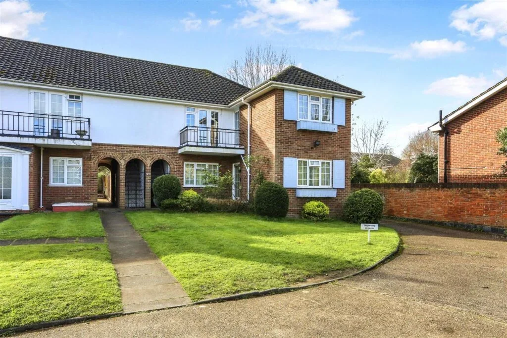 Flat Worcester Road in Greater London