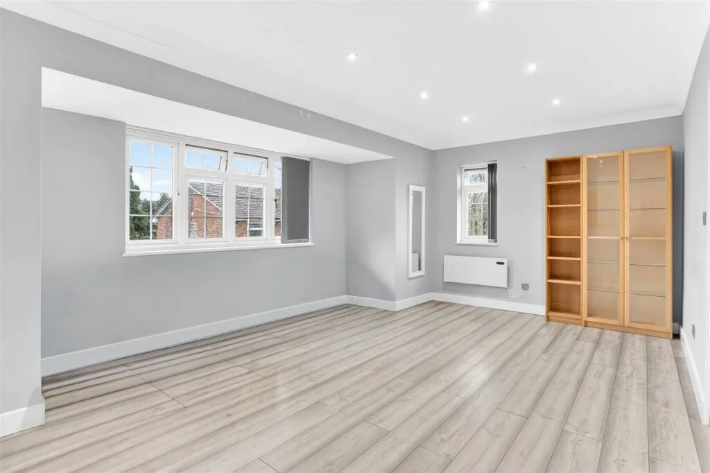 Flat Worcester Road in Greater London