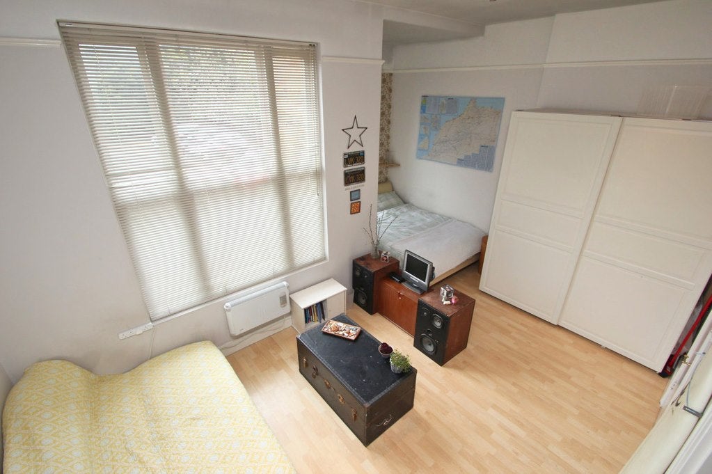 Flat Berrylands in Greater London