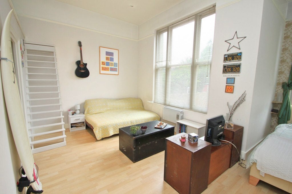 Flat Berrylands in Greater London