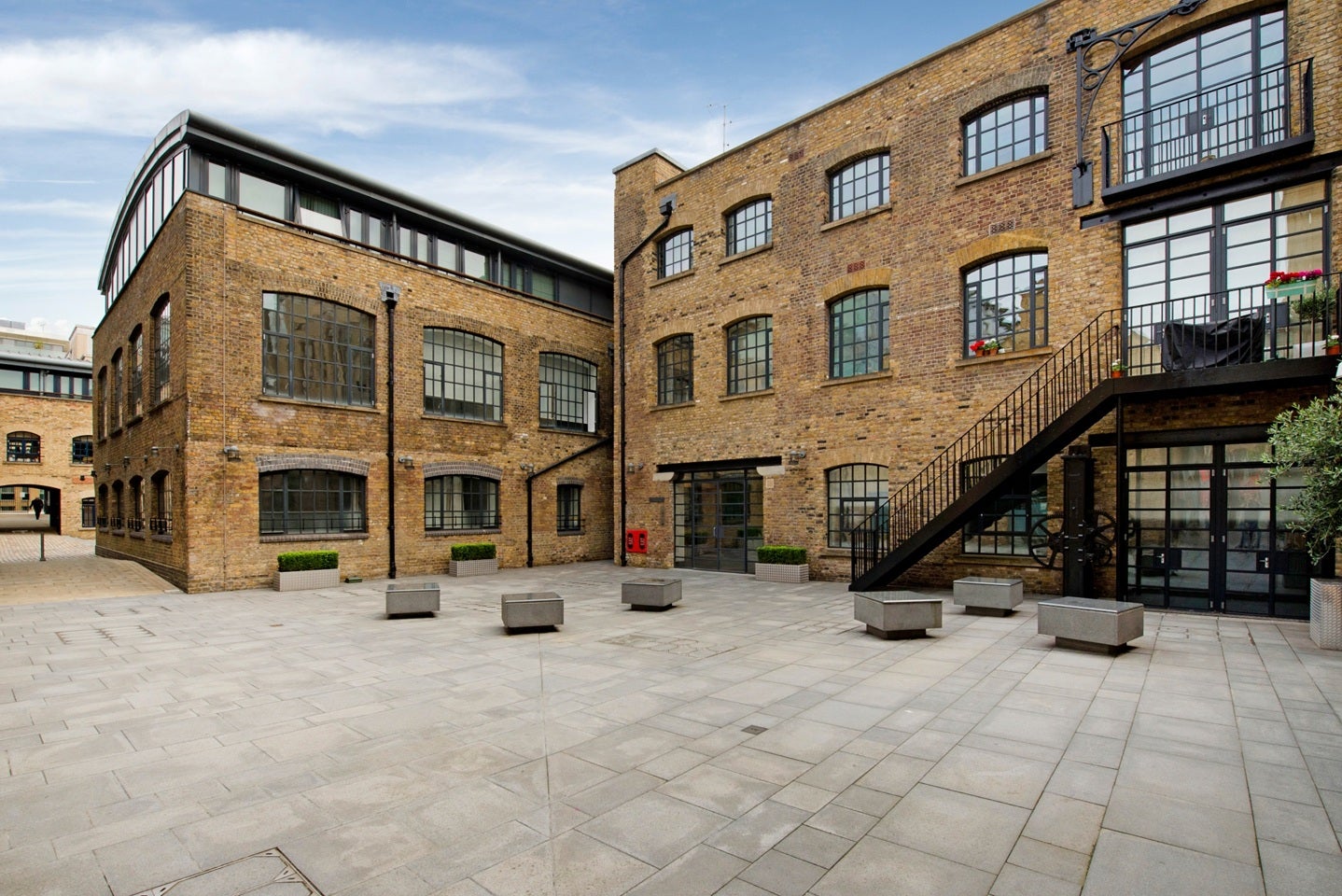 Flat Albion Yard in Greater London