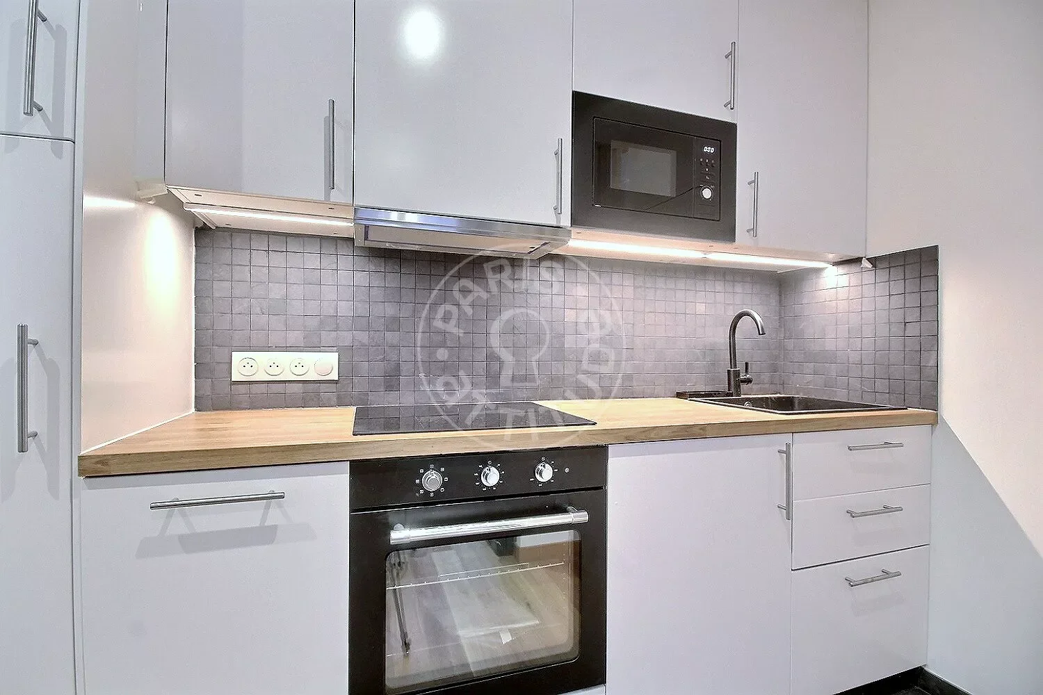 Flat Rue du Square Carpeaux in Paris