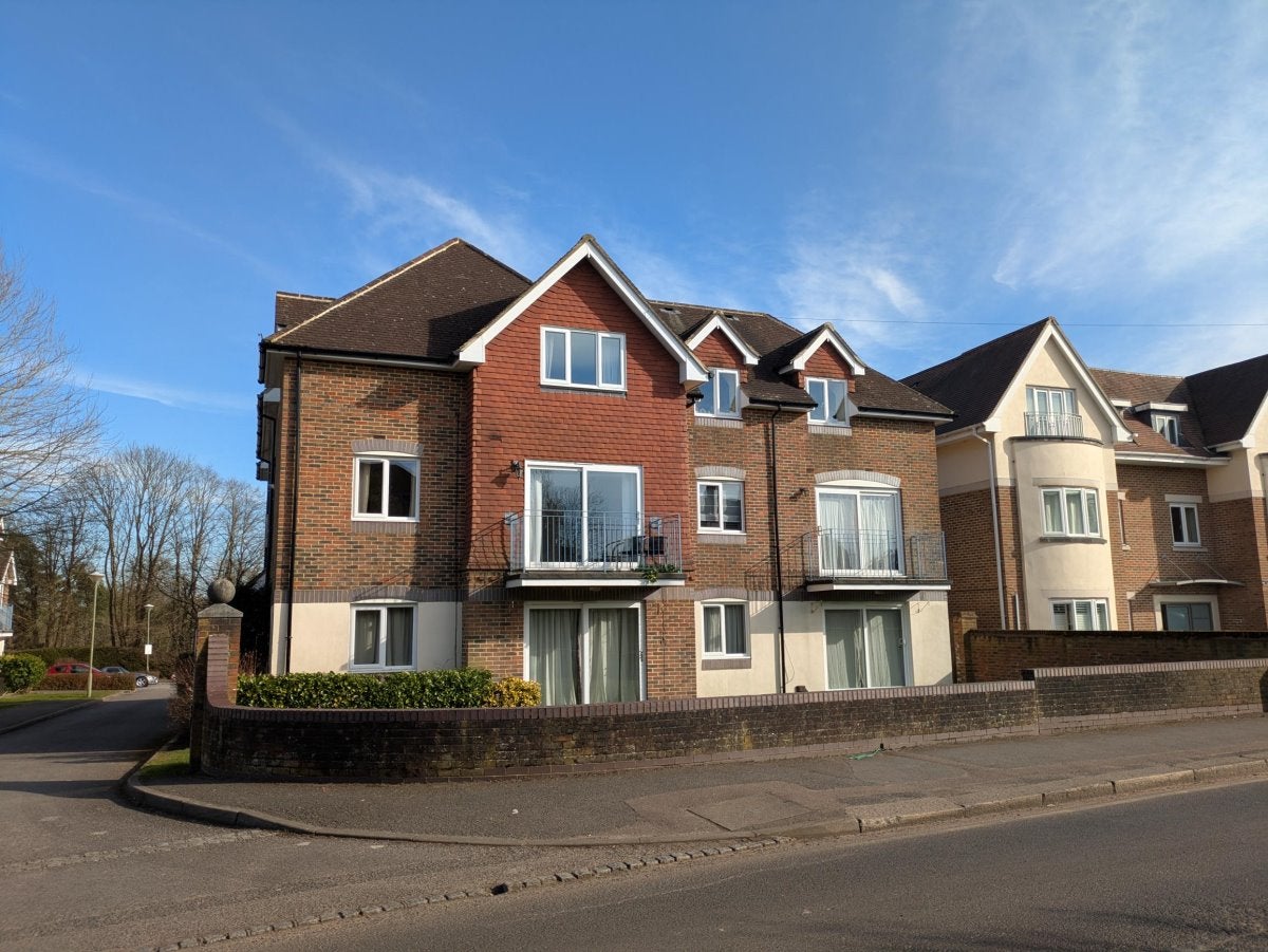 Flat Ladbroke Road in Reigate and Banstead