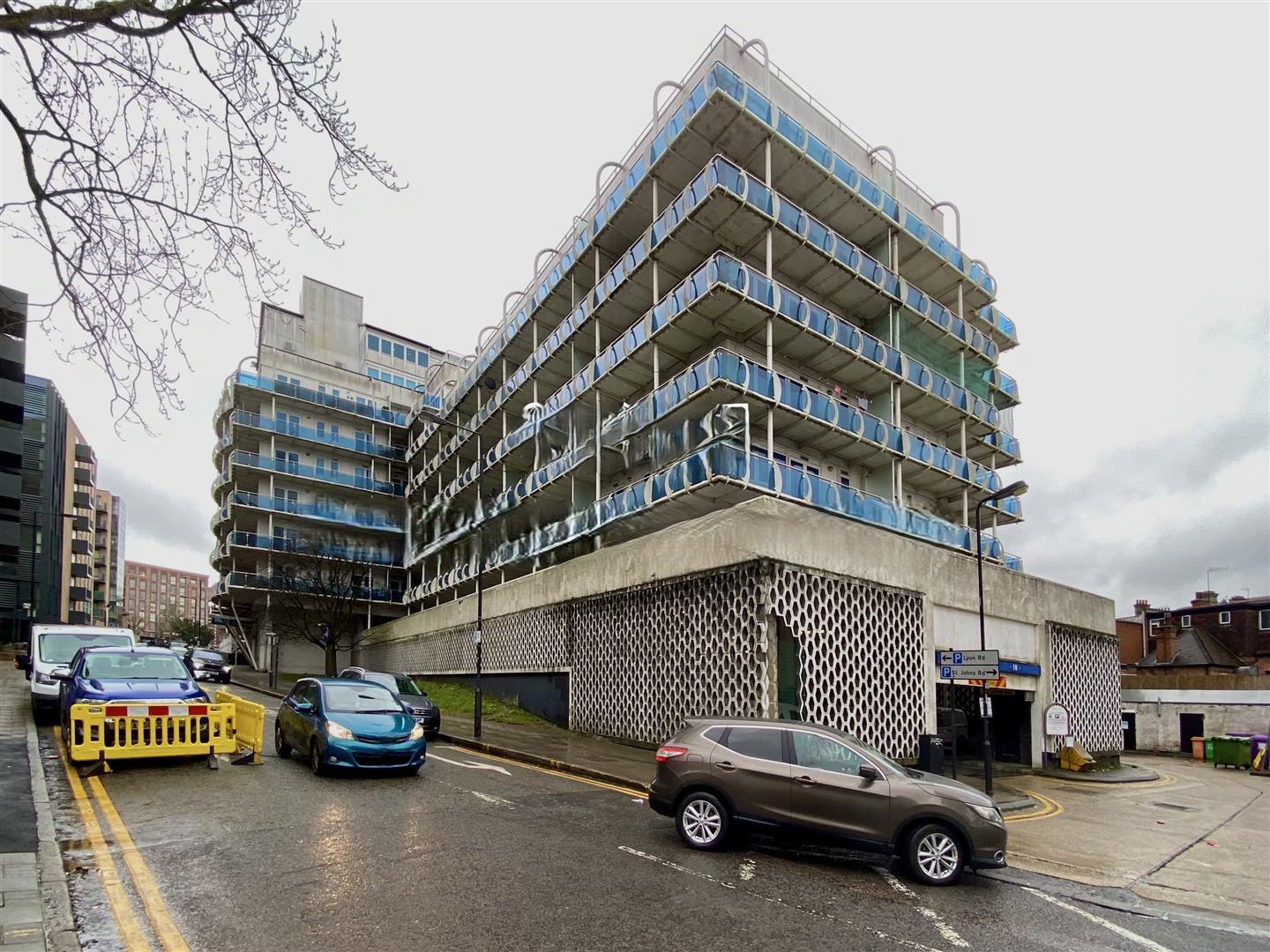 Flat Lyon Road in Greater London