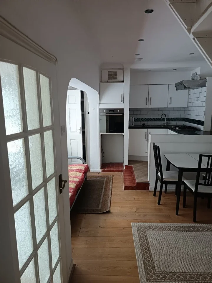 Flat Wyndham Crescent in Greater London