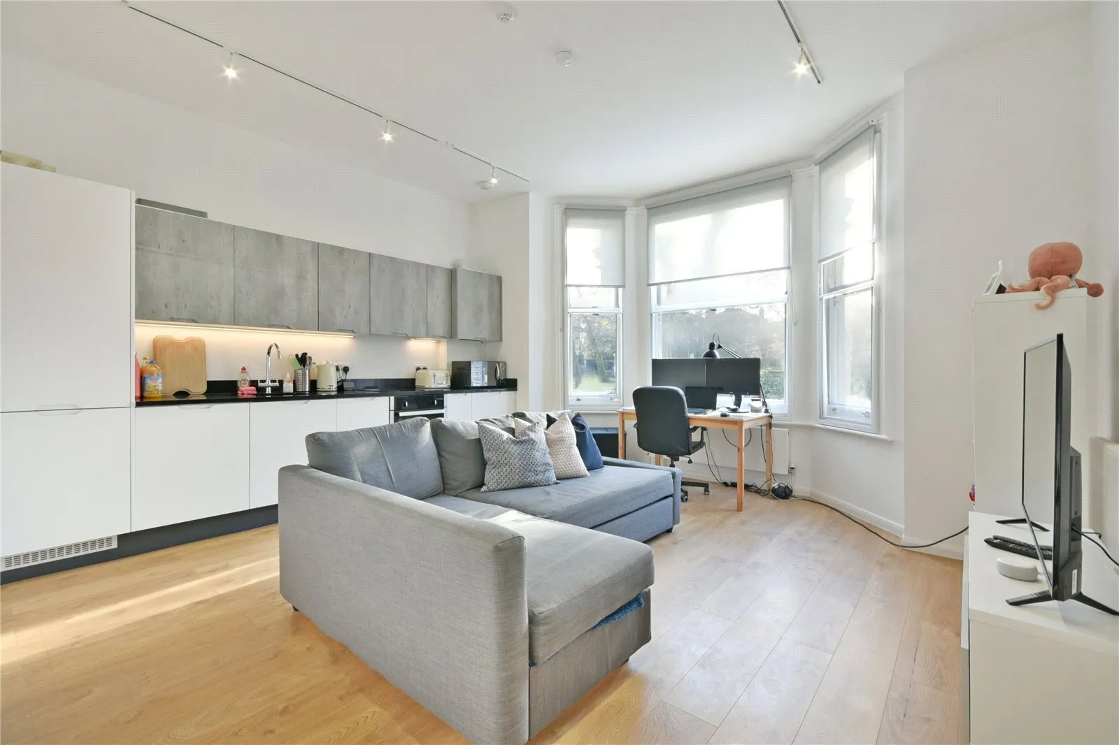 Flat Charlton Road in Greater London