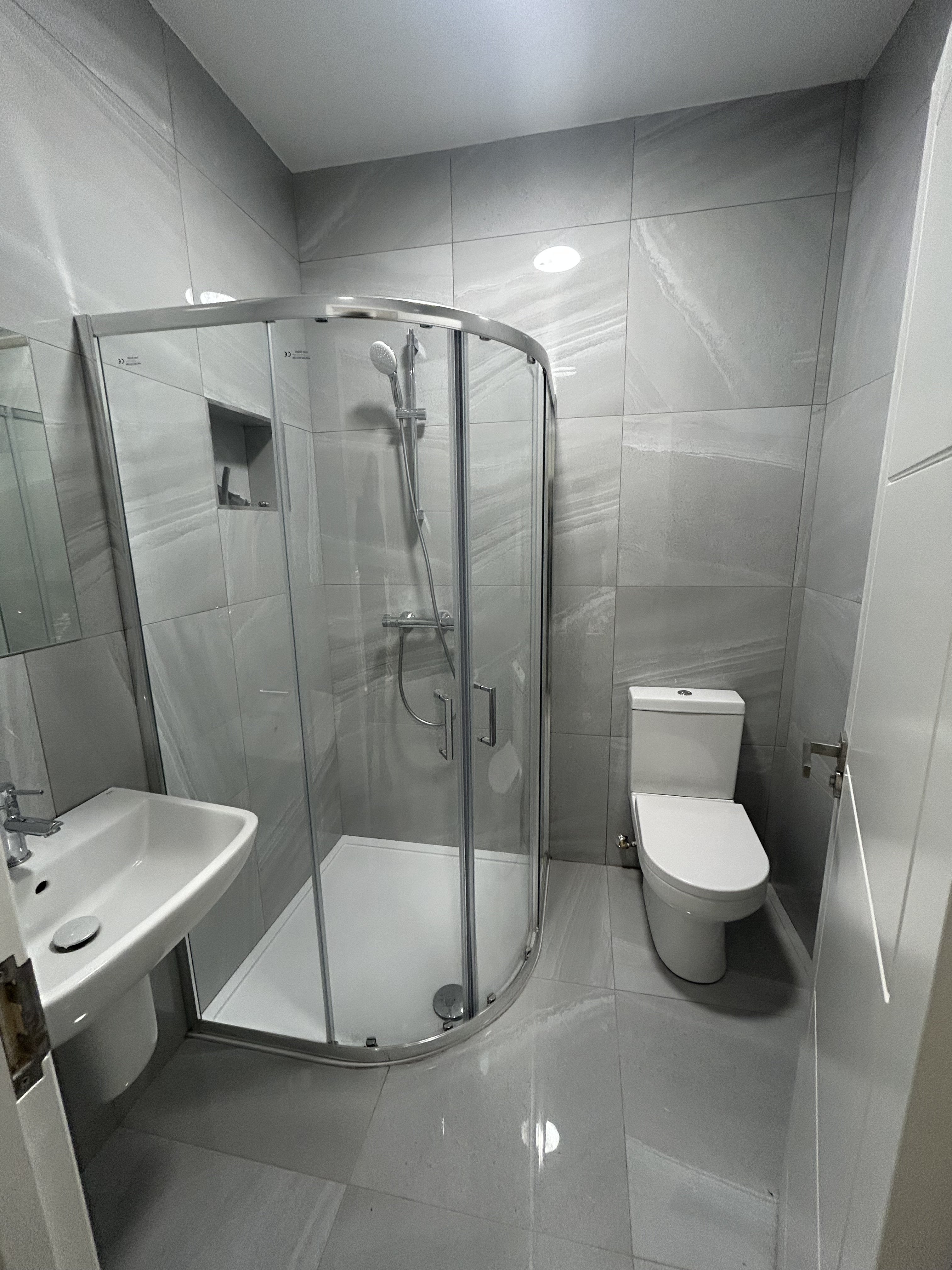 Flat Falmouth Gardens in Greater London