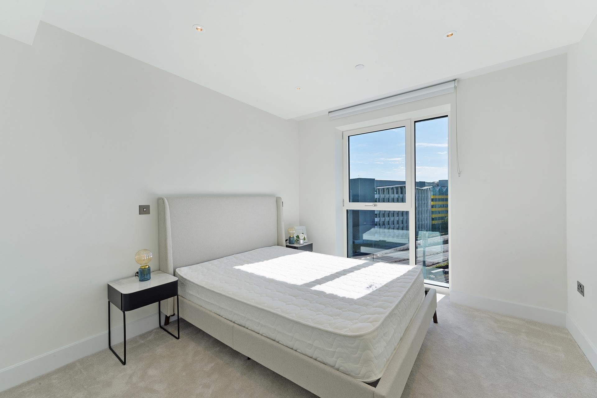 Flat Silver Road in Greater London