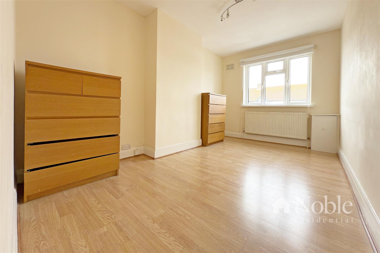 Flat Hornchurch Road in Greater London