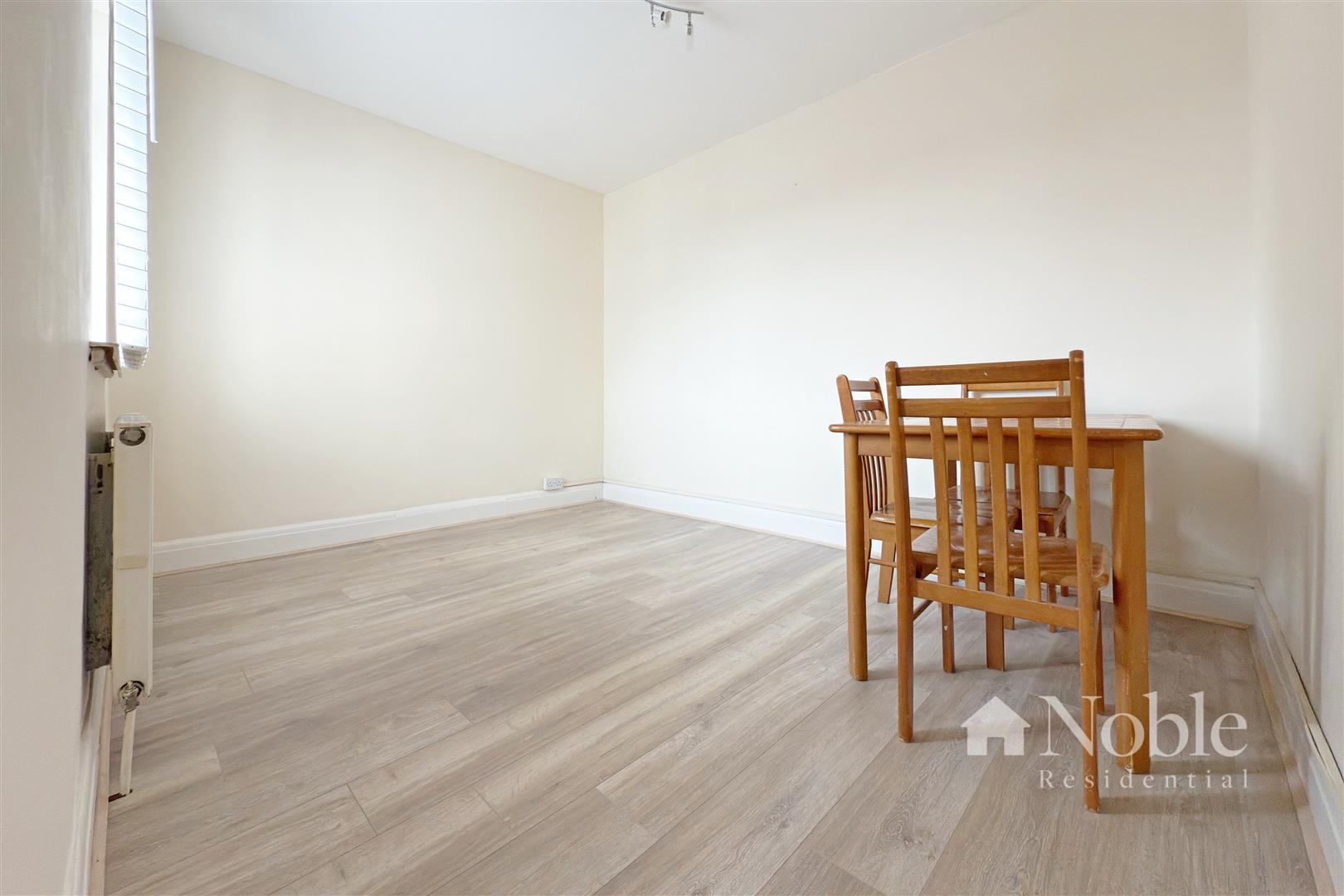 Flat Hornchurch Road in Greater London