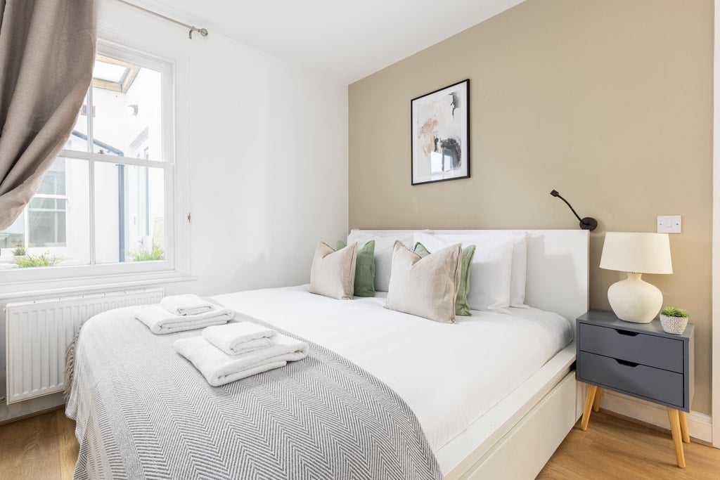 Flat Ellerslie Road in Greater London