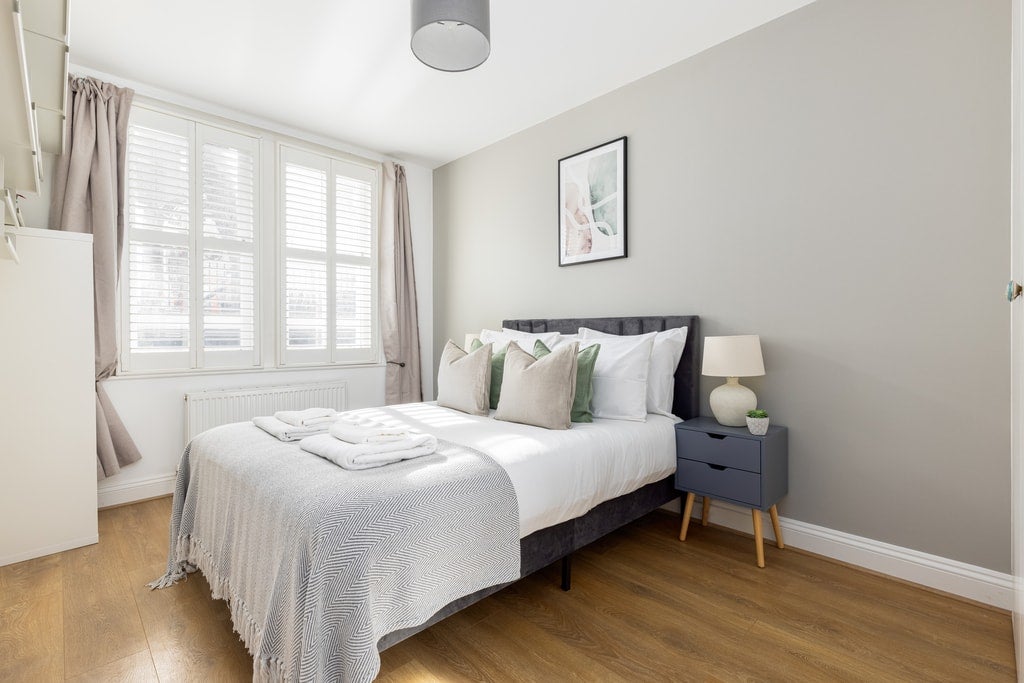 Flat Ellerslie Road in Greater London