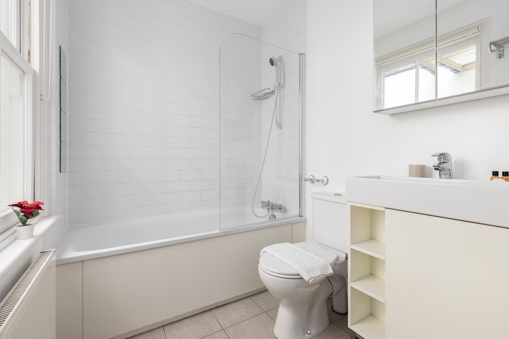 Flat Ellerslie Road in Greater London