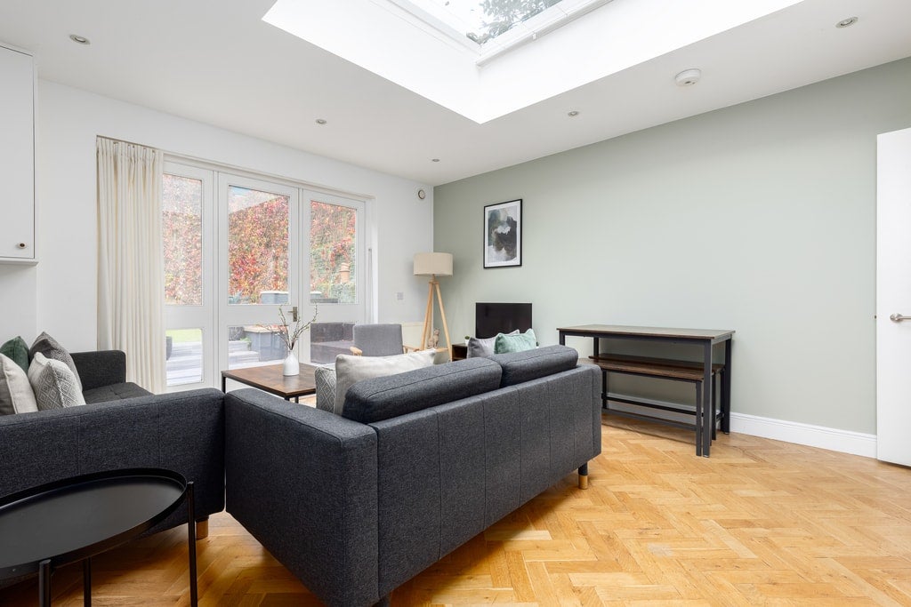 Flat Ellerslie Road in Greater London