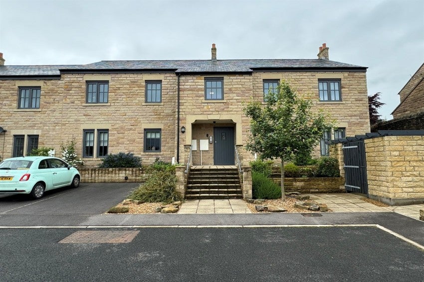 Flat Samuel Wood Close in High Peak