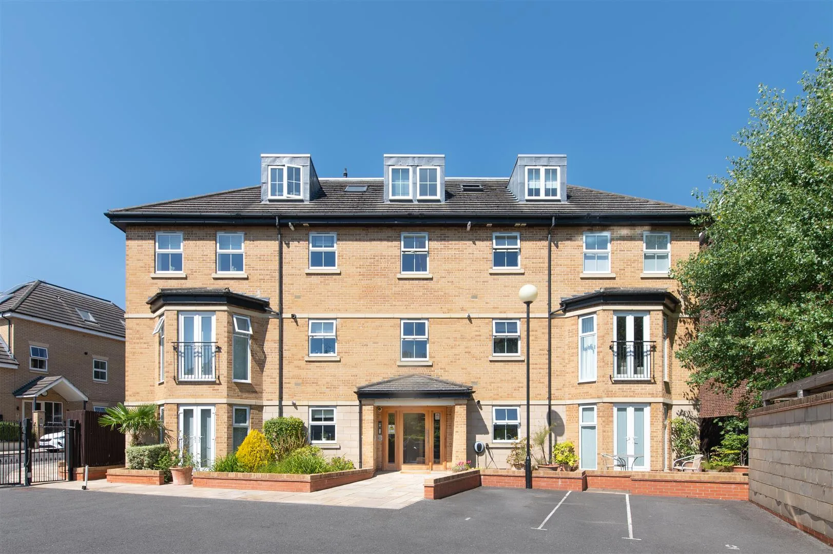 Flat Holders Hill Gardens in Greater London