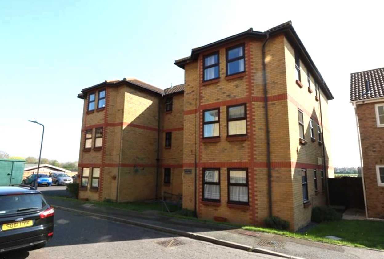 Flat Leigh Hall Road in Southend-on-Sea