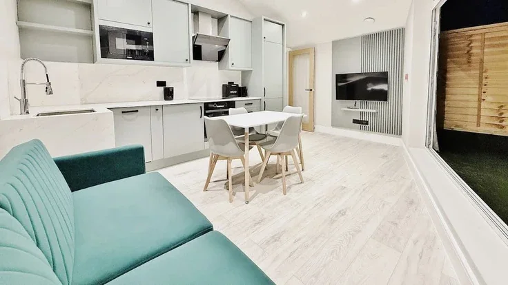 Flat Warple Way in Greater London