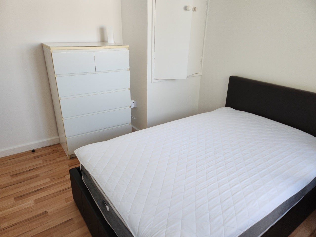 Flat Deeley Road in Greater London