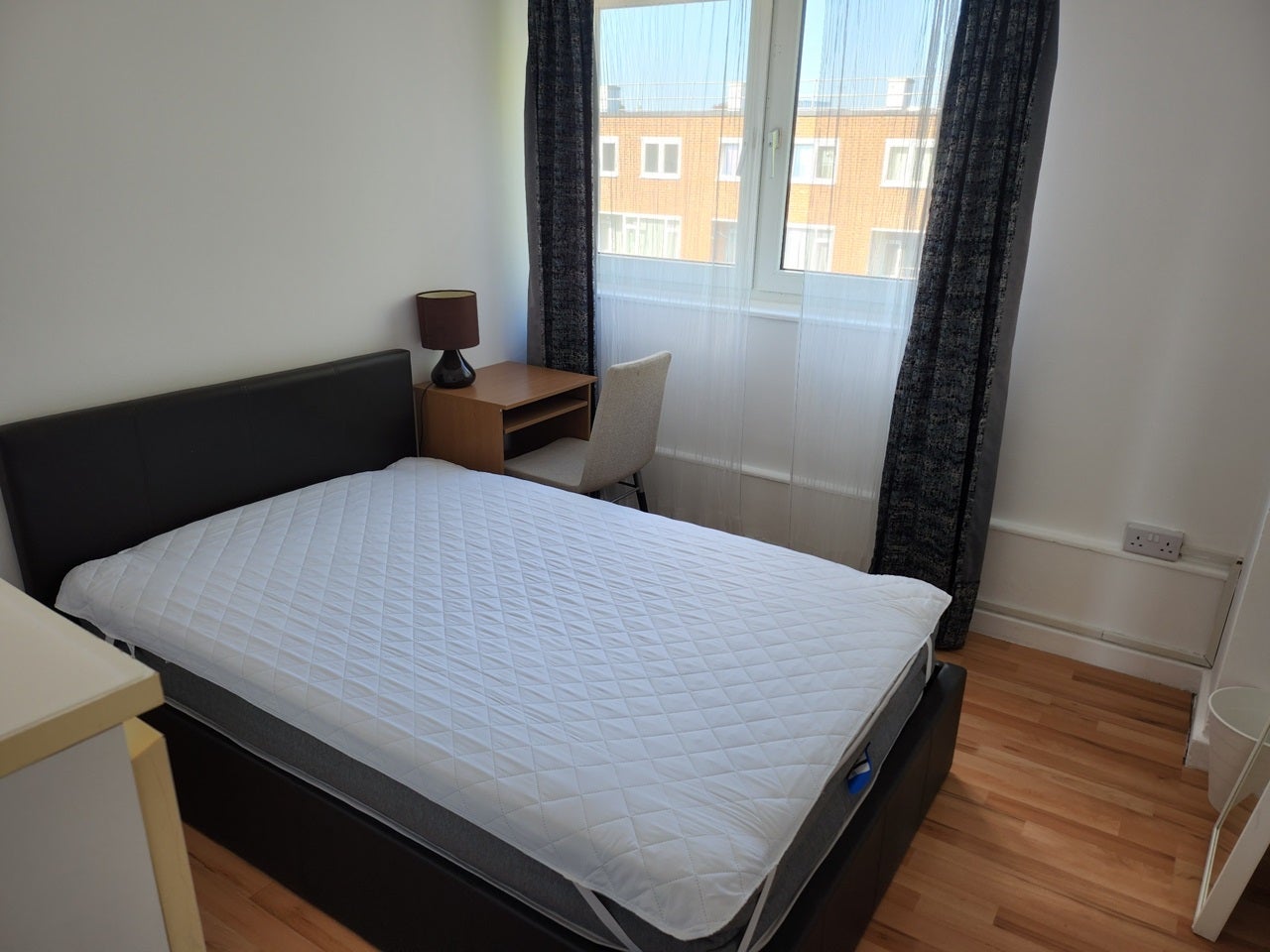 Flat Deeley Road in Greater London
