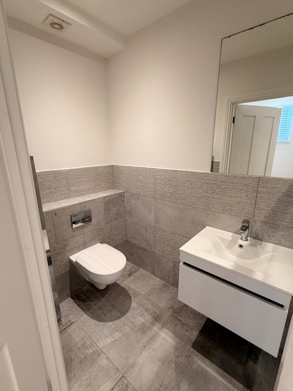 Room Yukon Road in Greater London