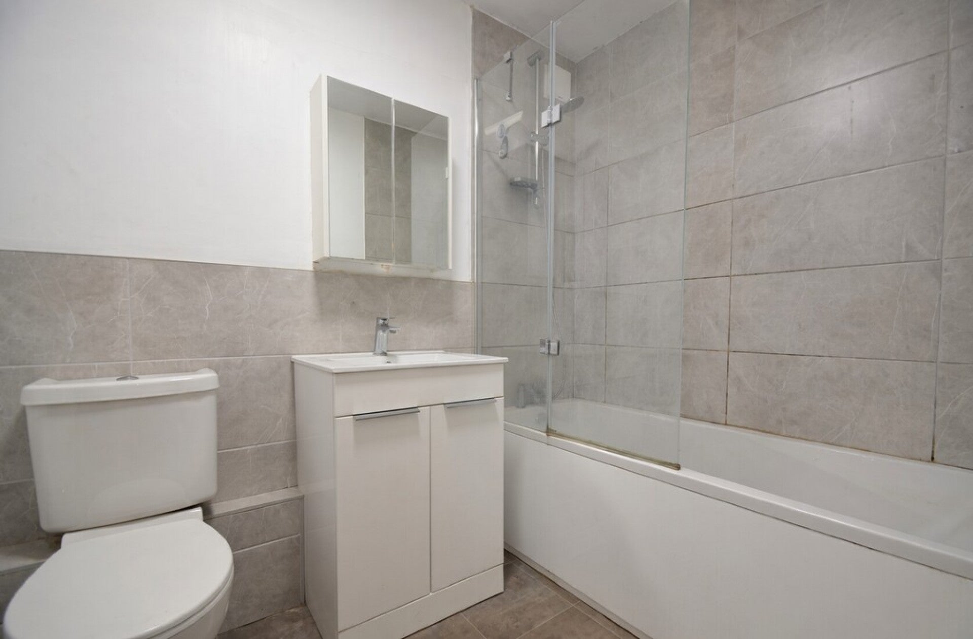 Flat Chertsey Road in Borough of Spelthorne