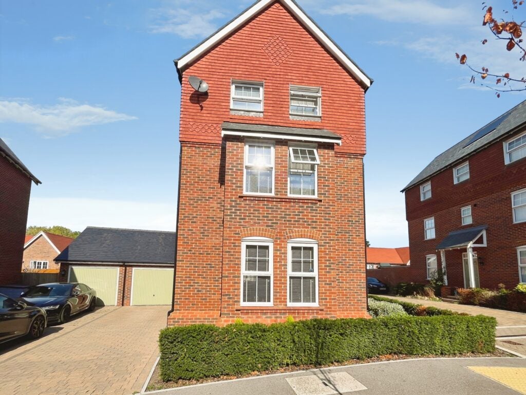 House Deepford Crescent in Hart