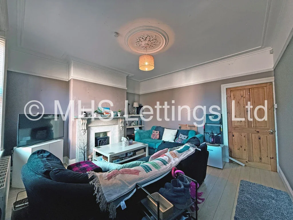Room Ash Road in Leeds