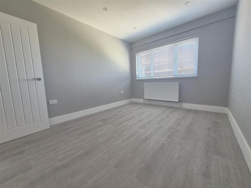Flat Ron Green Court in Greater London