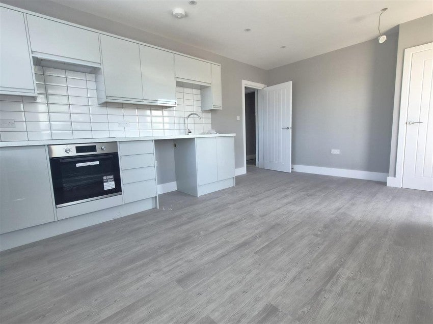 Flat Ron Green Court in Greater London