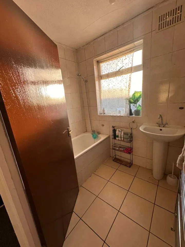 Room Old Oak Common Lane in Greater London
